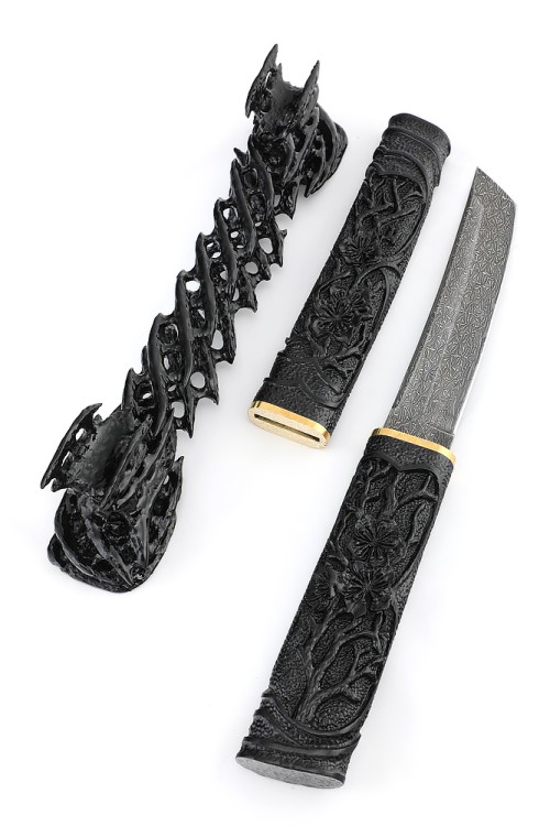 Нож Танто большой сталь дамаск торцевой, рукоять и ножны черный граб резные на подставке 