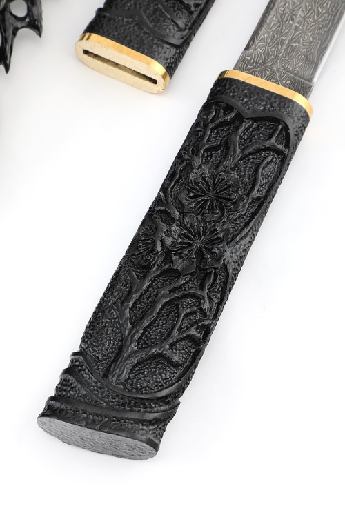 Нож Танто большой сталь дамаск торцевой, рукоять и ножны черный граб резные на подставке 