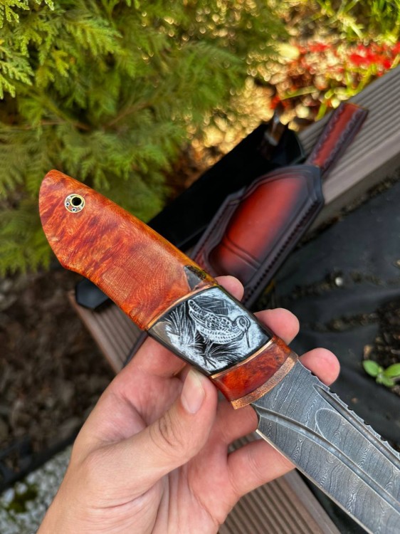 Нож Берсерк дамаск долы кап клена вставка рог буйвола (скримшоу) на подставке 