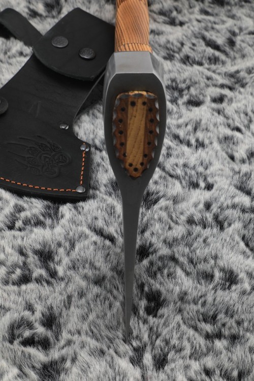 Топор Турист (сплав УГЛЕРОД+ХВГ, рукоять ясень) 