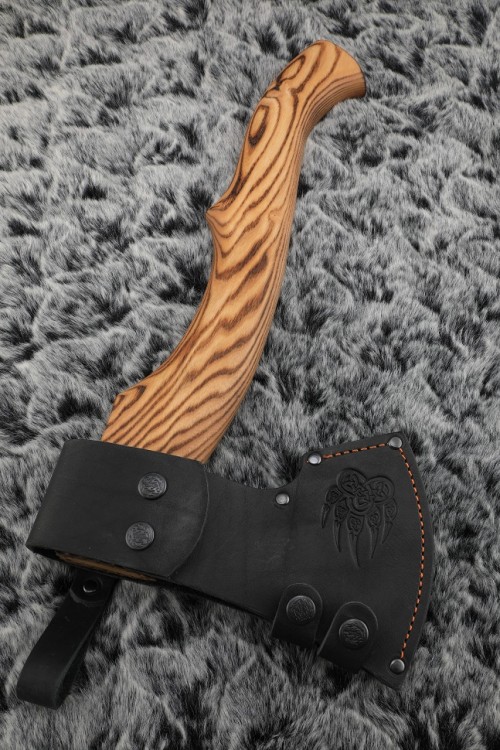 Топор Турист (сплав УГЛЕРОД+ХВГ, рукоять ясень) 