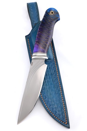 Нож Кабан сталь К340 фигурные долы рукоять шишка в акриле синяя формованные ножны