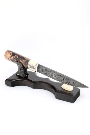Нож Якут №4 сталь дамаск кованый дол, рукоять вставка клык моржа (скримшоу), кап клена на подставке