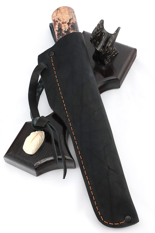 Нож Северный №4 сталь дамаск кованый дол, рукоять вставка клык моржа (скримшоу), кап клена на подставке 