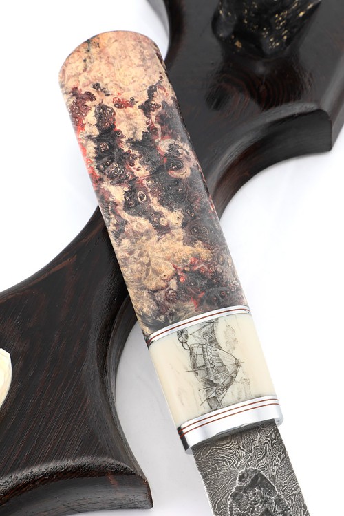 Нож Северный №4 сталь дамаск кованый дол, рукоять вставка клык моржа (скримшоу), кап клена на подставке 
