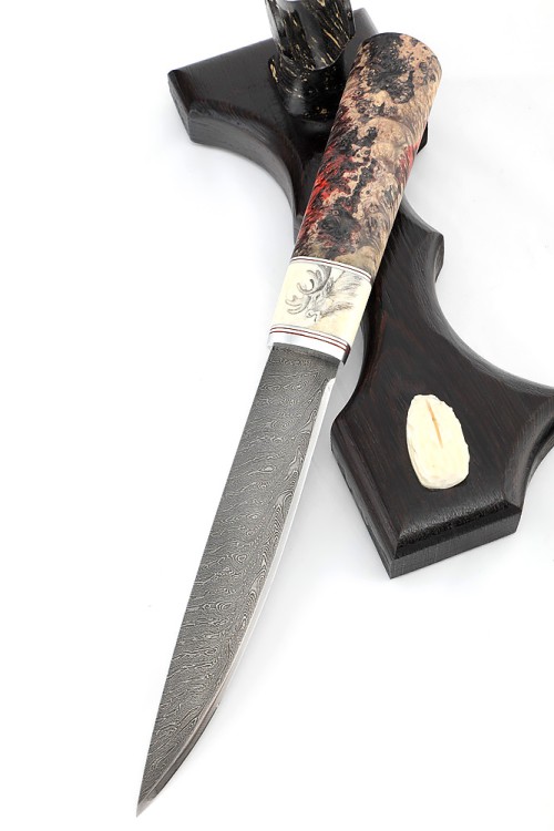 Нож Северный №4 сталь дамаск кованый дол, рукоять вставка клык моржа (скримшоу), кап клена на подставке 