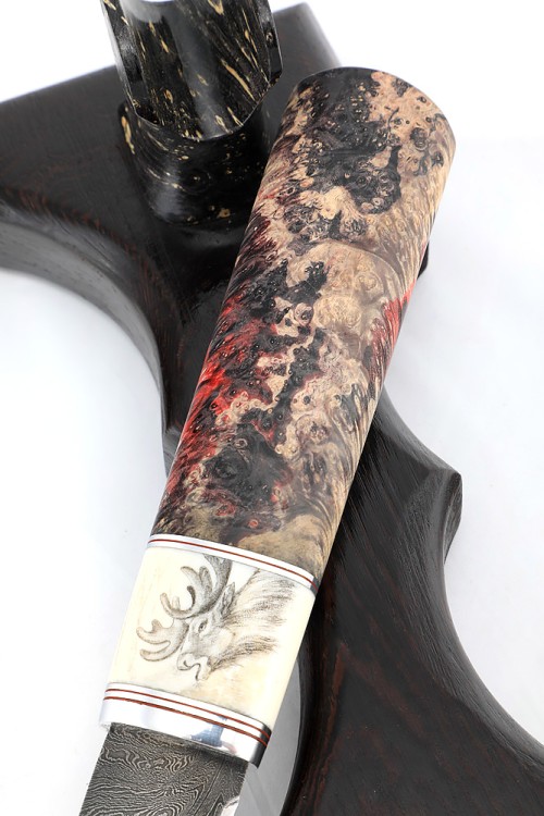 Нож Северный №4 сталь дамаск кованый дол, рукоять вставка клык моржа (скримшоу), кап клена на подставке 