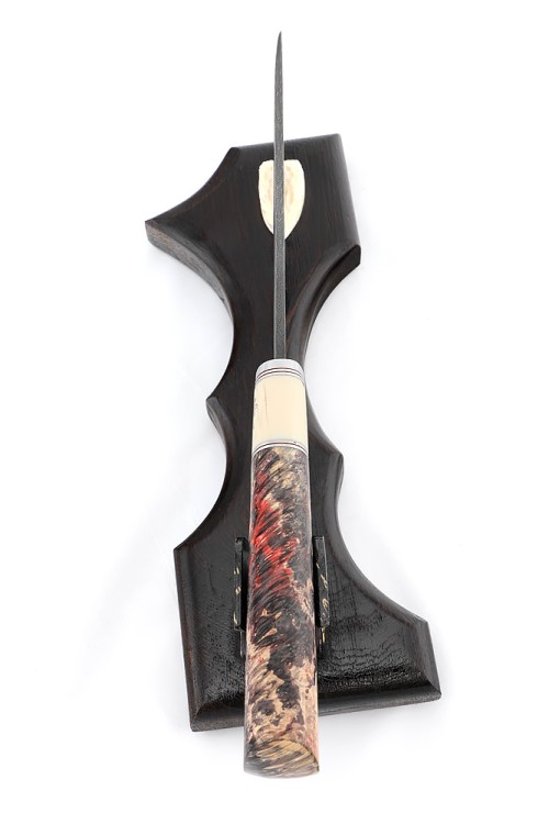 Нож Северный №4 сталь дамаск кованый дол, рукоять вставка клык моржа (скримшоу), кап клена на подставке 