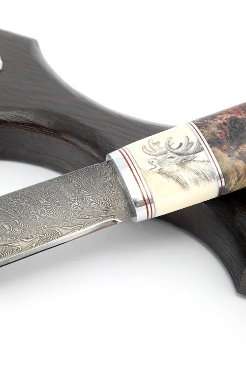 Нож Северный №4 сталь дамаск кованый дол, рукоять вставка клык моржа (скримшоу), кап клена на подставке 