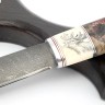 Нож Якут №4 сталь дамаск кованый дол, рукоять вставка клык моржа (скримшоу), кап клена на подставке 