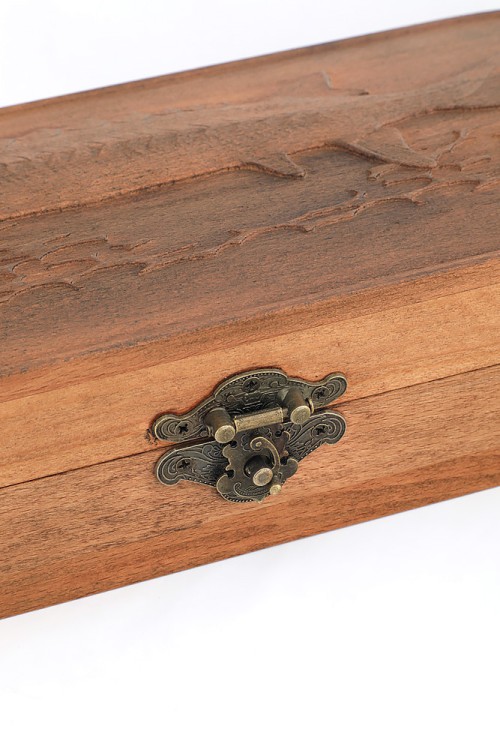 Шкатулка для ножа натуральное дерево, резная (осётр) 