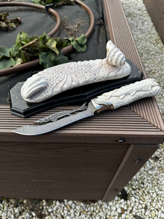 Нож Осетр дамаск рог лося резьба больстер дамаск на подставке эксклюзивный 