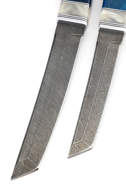 Комплект из 2 ножей "Танто" дамаск рукоять вставка акрил белый, карельская береза синяя 