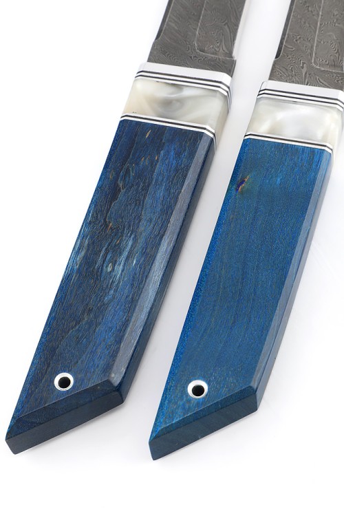 Комплект из 2 ножей "Танто" дамаск рукоять вставка акрил белый, карельская береза синяя 