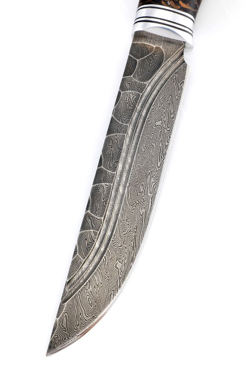 Нож Перун сталь дамаск фигурные долы, рукоять шишка в акриле коричневая 