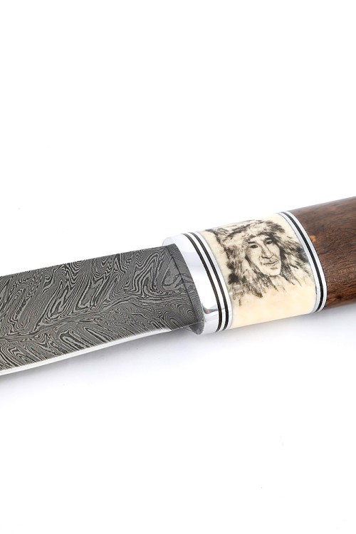 Нож Северный №4 сталь дамаск кованый дол, рукоять вставка клык моржа (скримшоу), карельская береза коричневая 